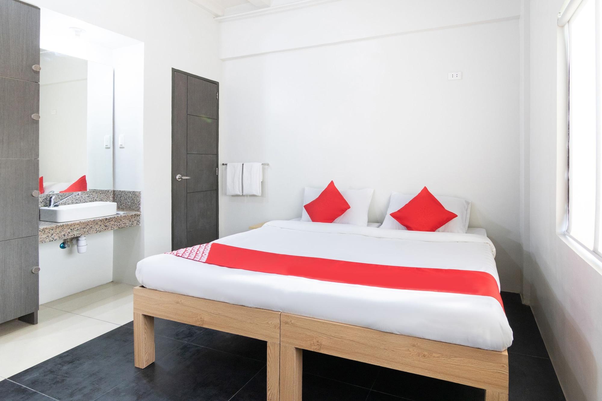 Oyo 136 Regal Residences Quezon City Exterior photo