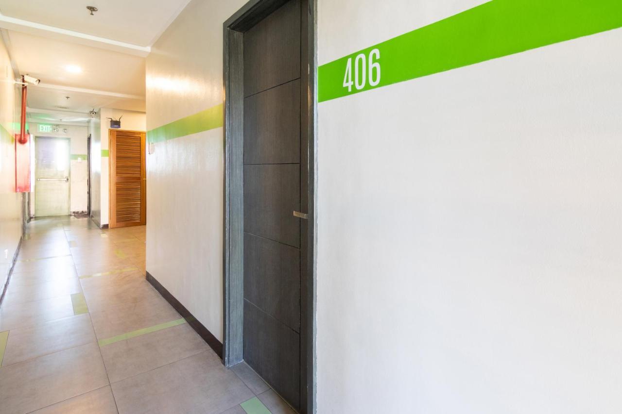 Oyo 136 Regal Residences Quezon City Exterior photo