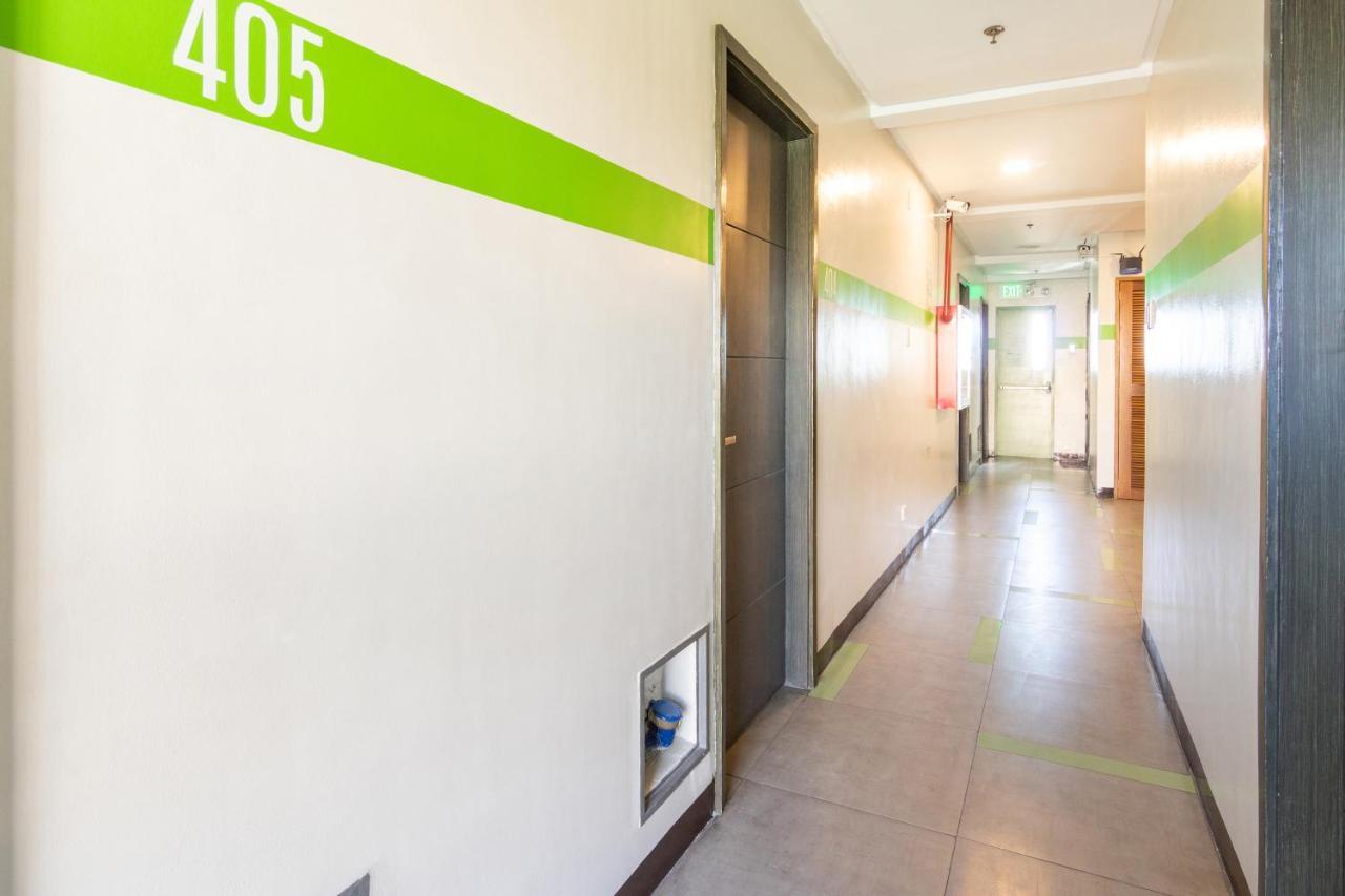 Oyo 136 Regal Residences Quezon City Exterior photo